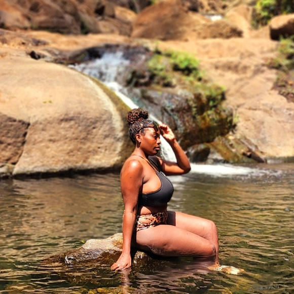 Meet your Posher, Janelle - Picture 1 of 3